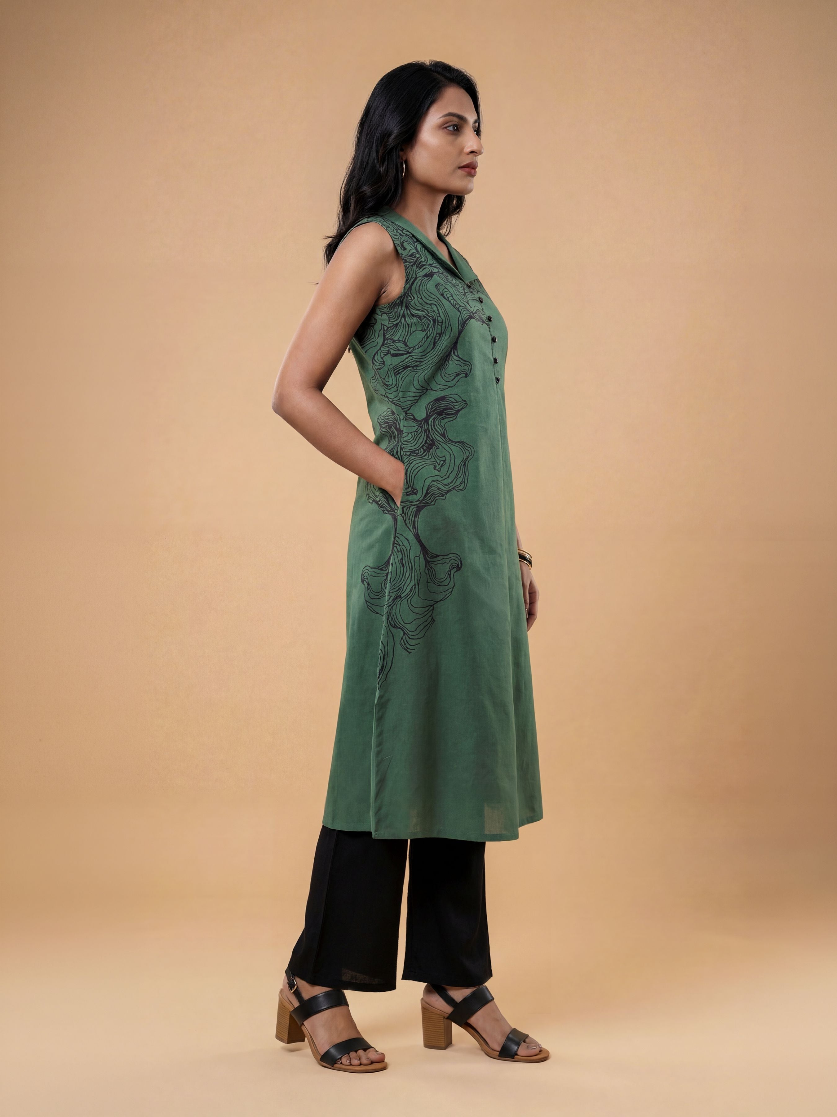 Green Cotton Flax Plain Flared Sleeveless Kurti With Placement Print