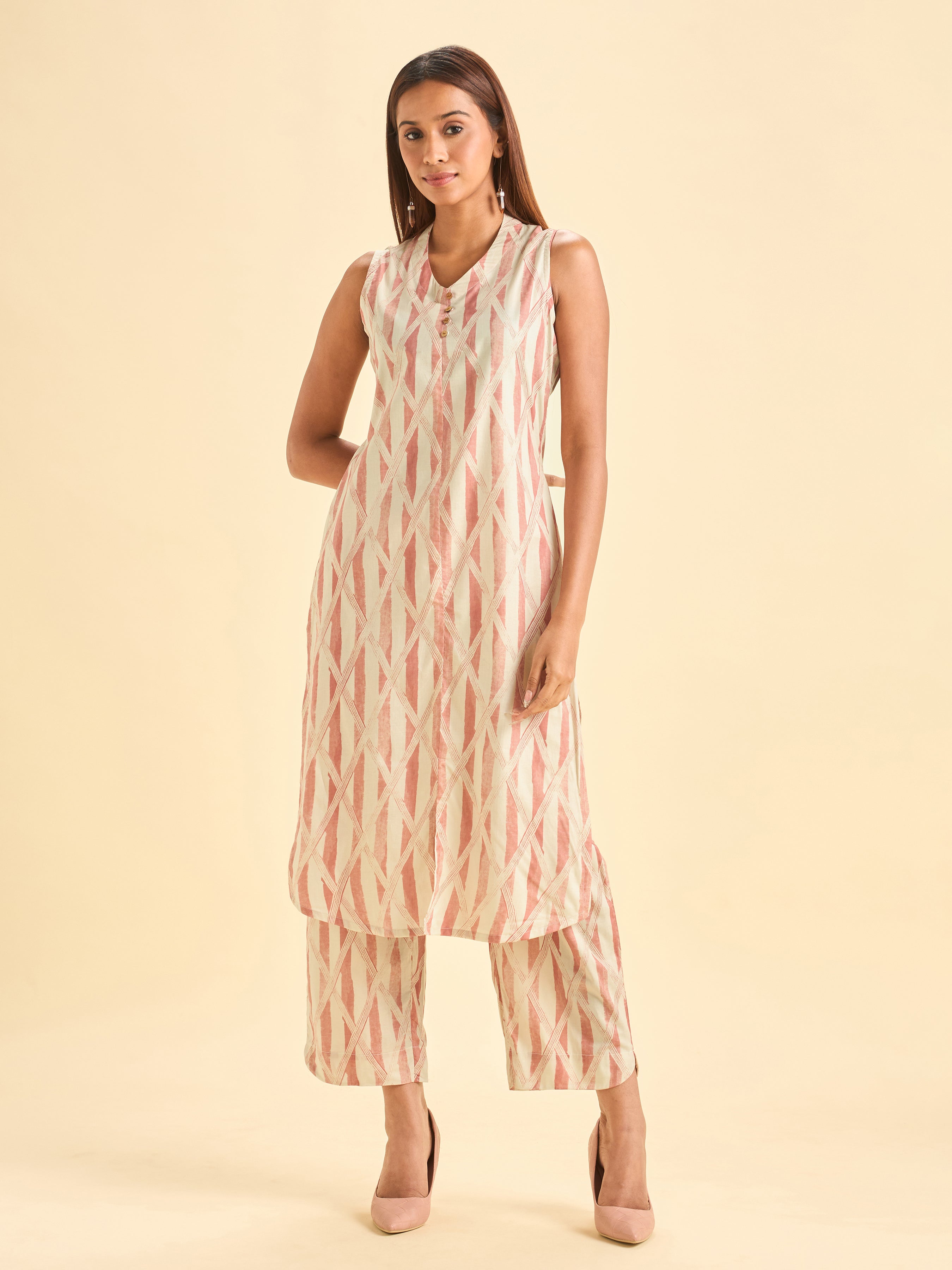 Ivory And Peach Pure Cotton Printed Sleeveless Slited Kurti Set With Liberty Cut