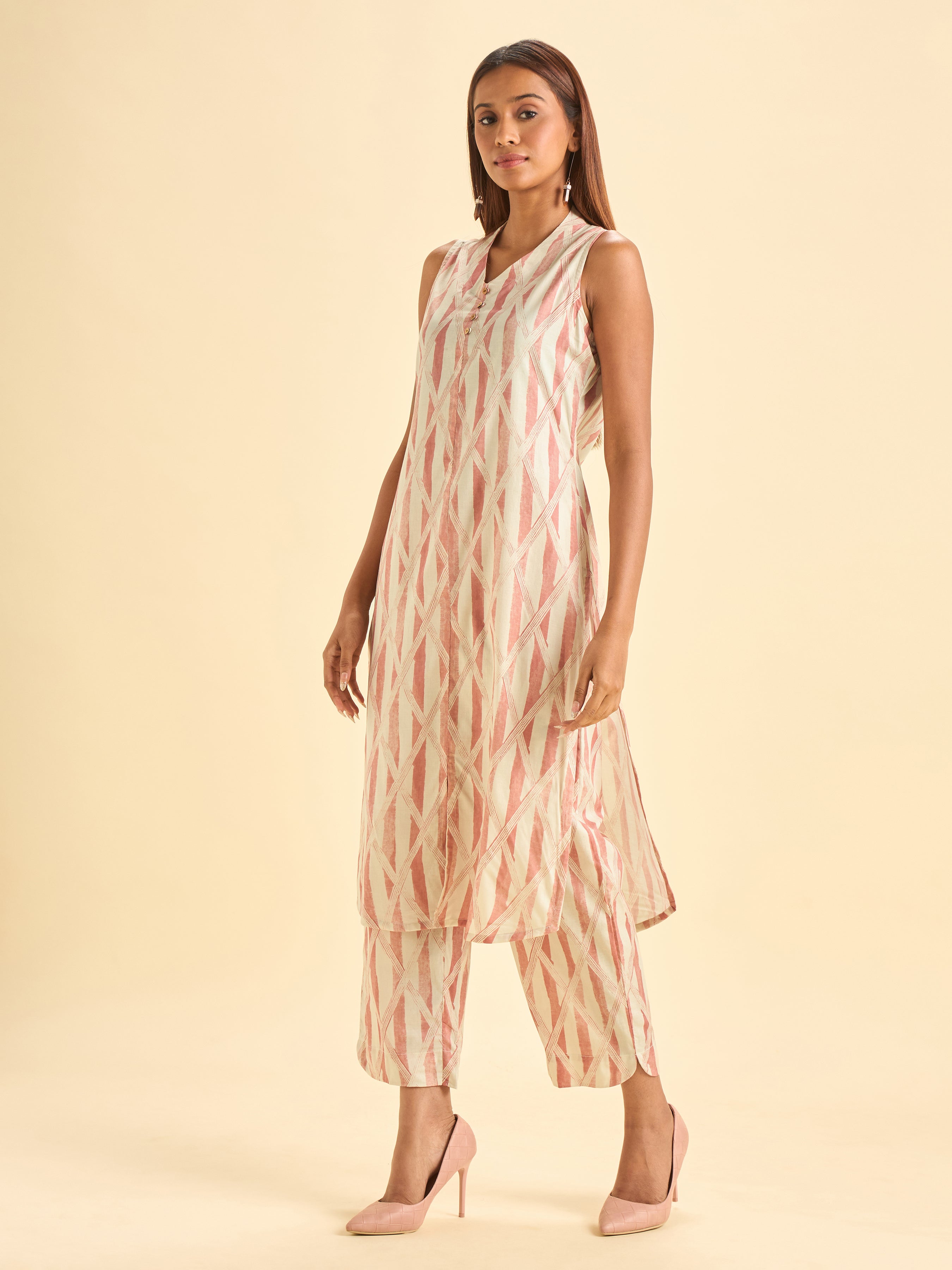 Ivory And Peach Pure Cotton Printed Sleeveless Slited Kurti Set With Liberty Cut