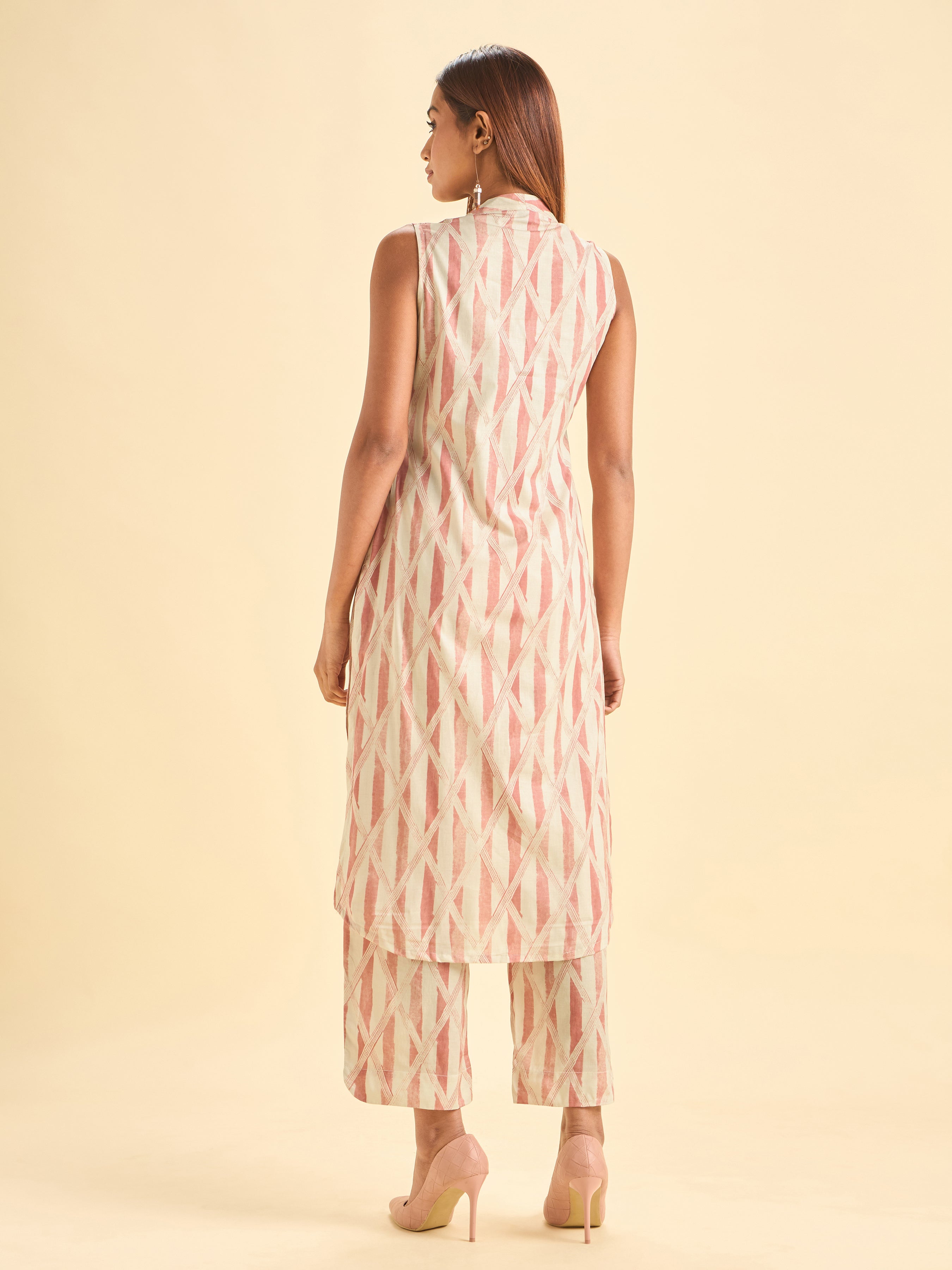 Ivory And Peach Pure Cotton Printed Sleeveless Slited Kurti Set With Liberty Cut