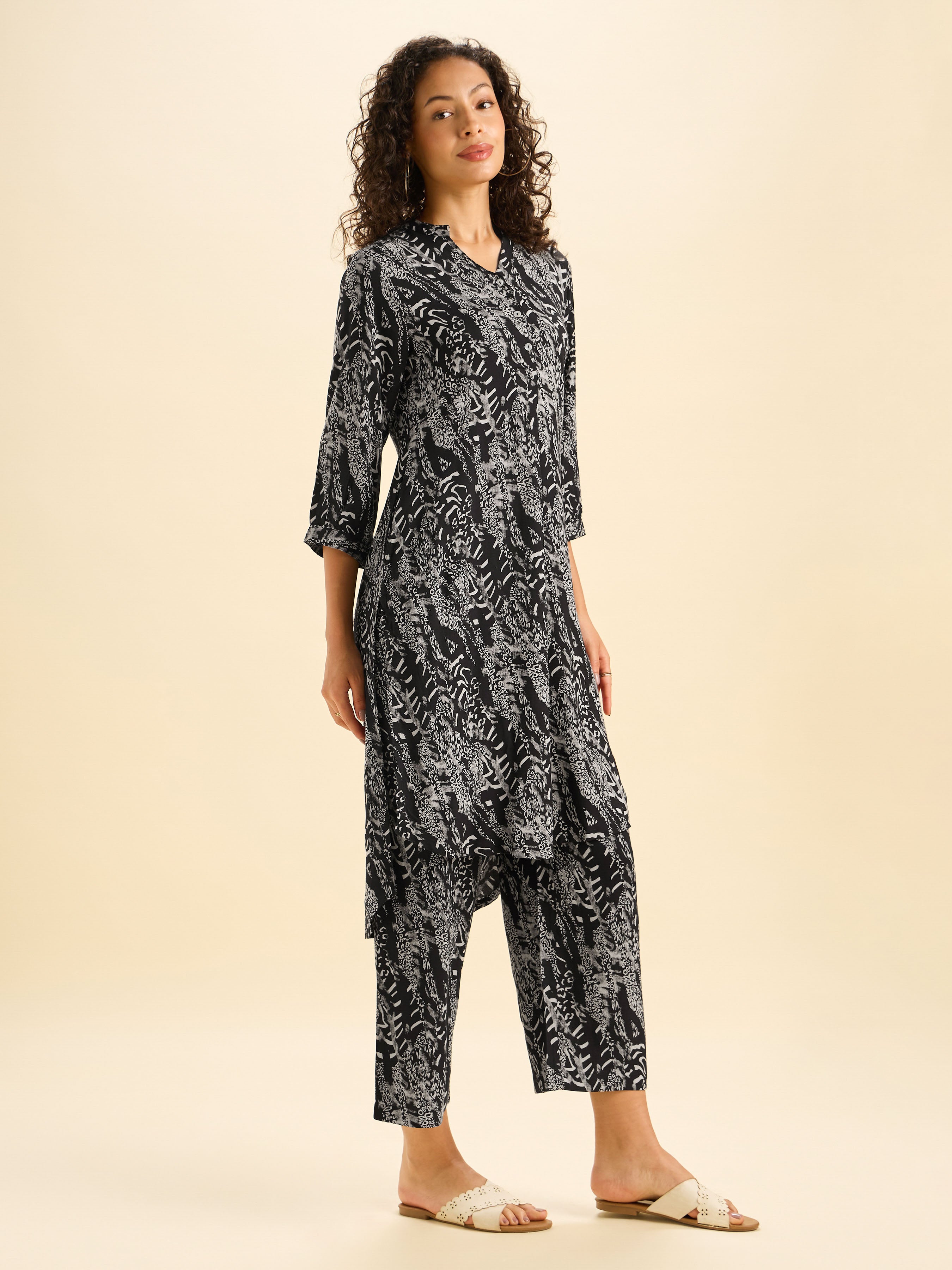 Black And White Viscose Printed Kurti Set With High- Low Hem