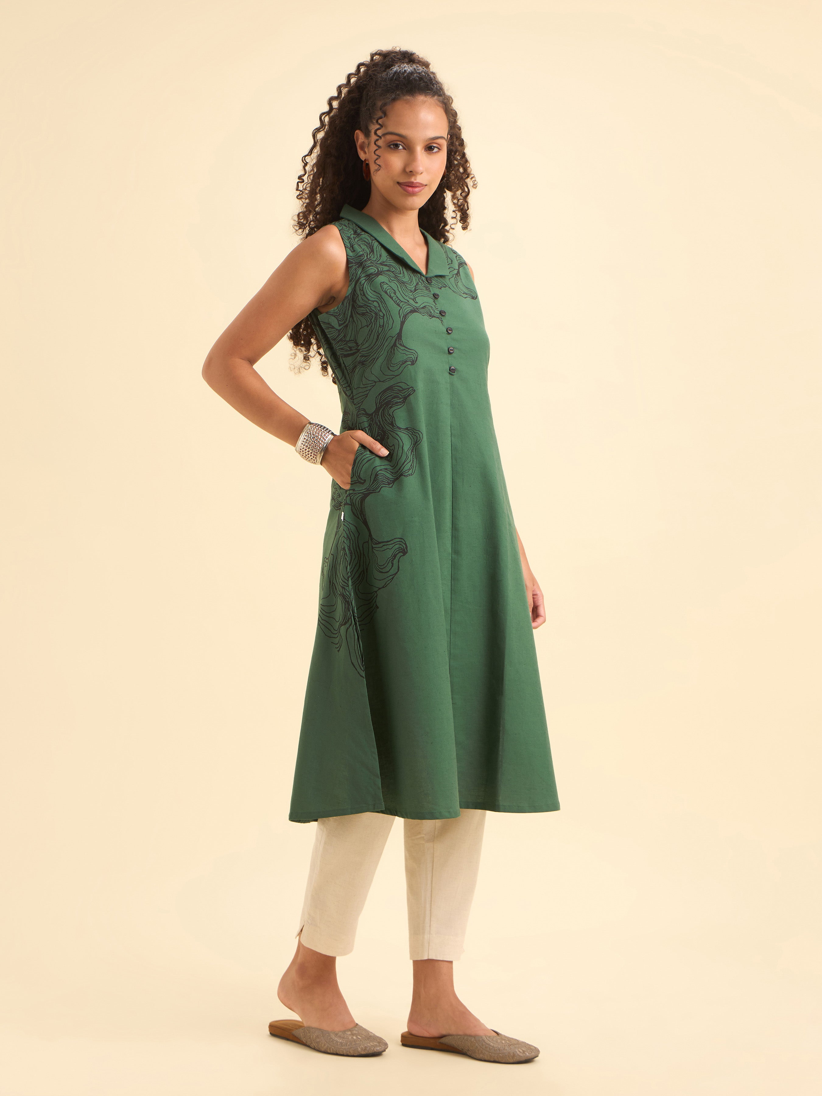 Green Cotton Flax Plain Flared Sleeveless Kurti With Placement Print